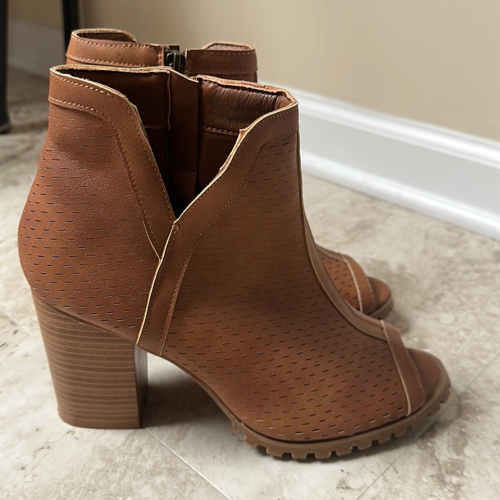 Seven7 Open Toe Chunky Bootie Heels Chesnut Size 9